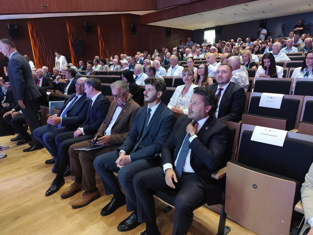 <p>"Zahvaljujem onima koji su bili za, i onima koji su bili protiv. Oni koji su protiv su opomena da se ponešto nije dobro radilo", rekao je Joković</p>