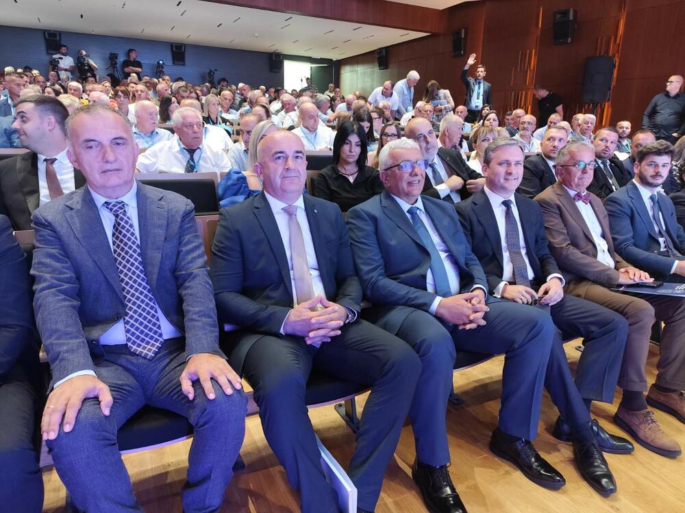 <p>"Zahvaljujem onima koji su bili za, i onima koji su bili protiv. Oni koji su protiv su opomena da se ponešto nije dobro radilo", rekao je Joković</p>