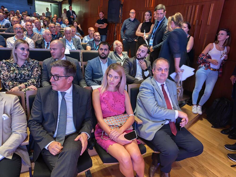 <p>"Zahvaljujem onima koji su bili za, i onima koji su bili protiv. Oni koji su protiv su opomena da se ponešto nije dobro radilo", rekao je Joković</p>