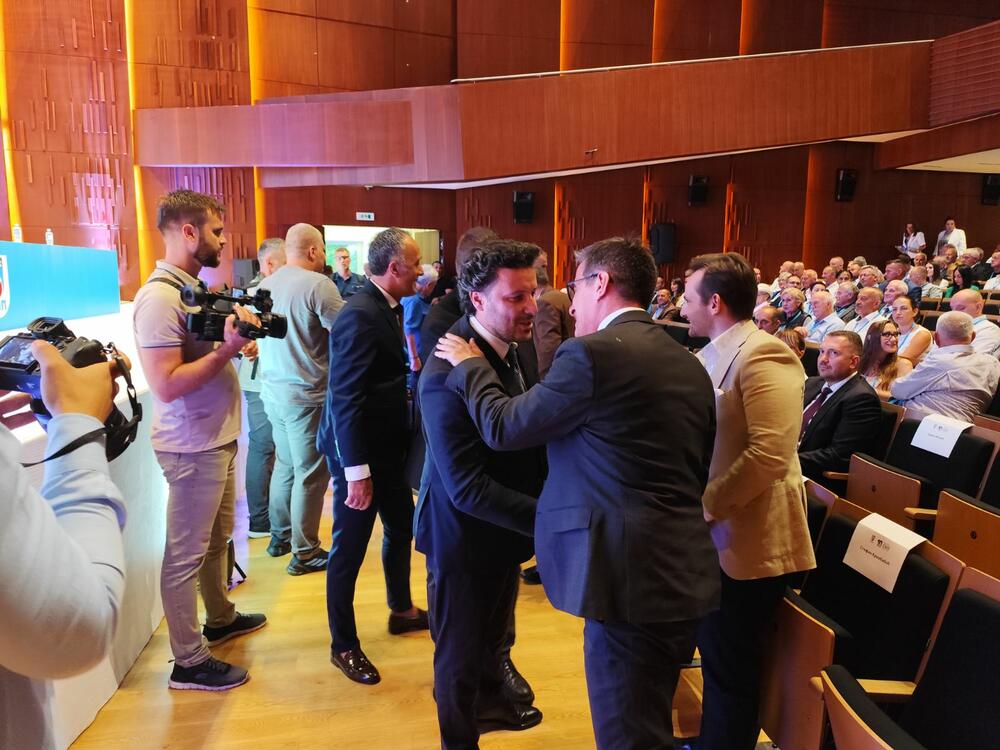 <p>"Zahvaljujem onima koji su bili za, i onima koji su bili protiv. Oni koji su protiv su opomena da se ponešto nije dobro radilo", rekao je Joković</p>