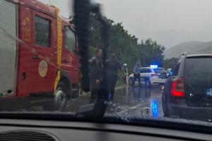 Udes kod Nikšića: Vozilo sletjelo s puta, povrijeđenima pomogli...