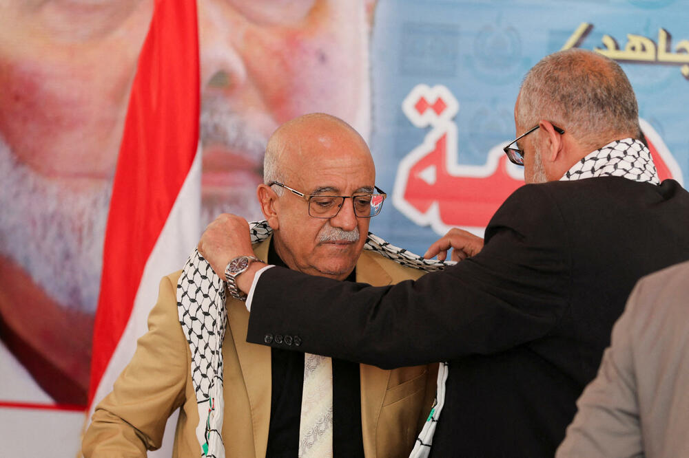 Ahmed al-Rahavi prima kefiju od predstavnika Hamasa Muada Abu Šamala, Foto: REUTERS