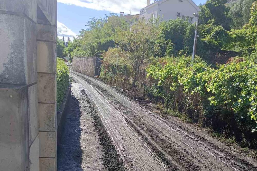 Veća količina zemlje nanijeta na gornji i donji Njivički put, Foto: RTHN