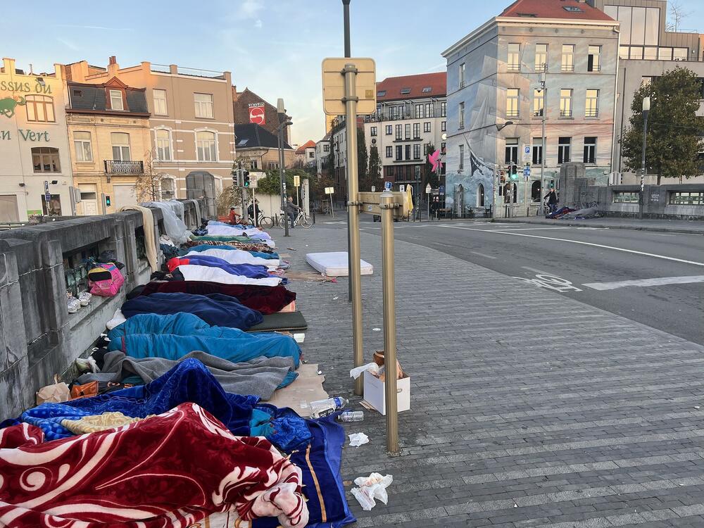 Migranti spavaju na ulici u Briselu čekajući regularizaciju 2022.
