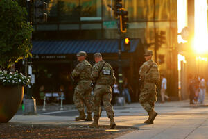 Guverner Ilinoisa protiv Trampove vojne invazije Čikaga