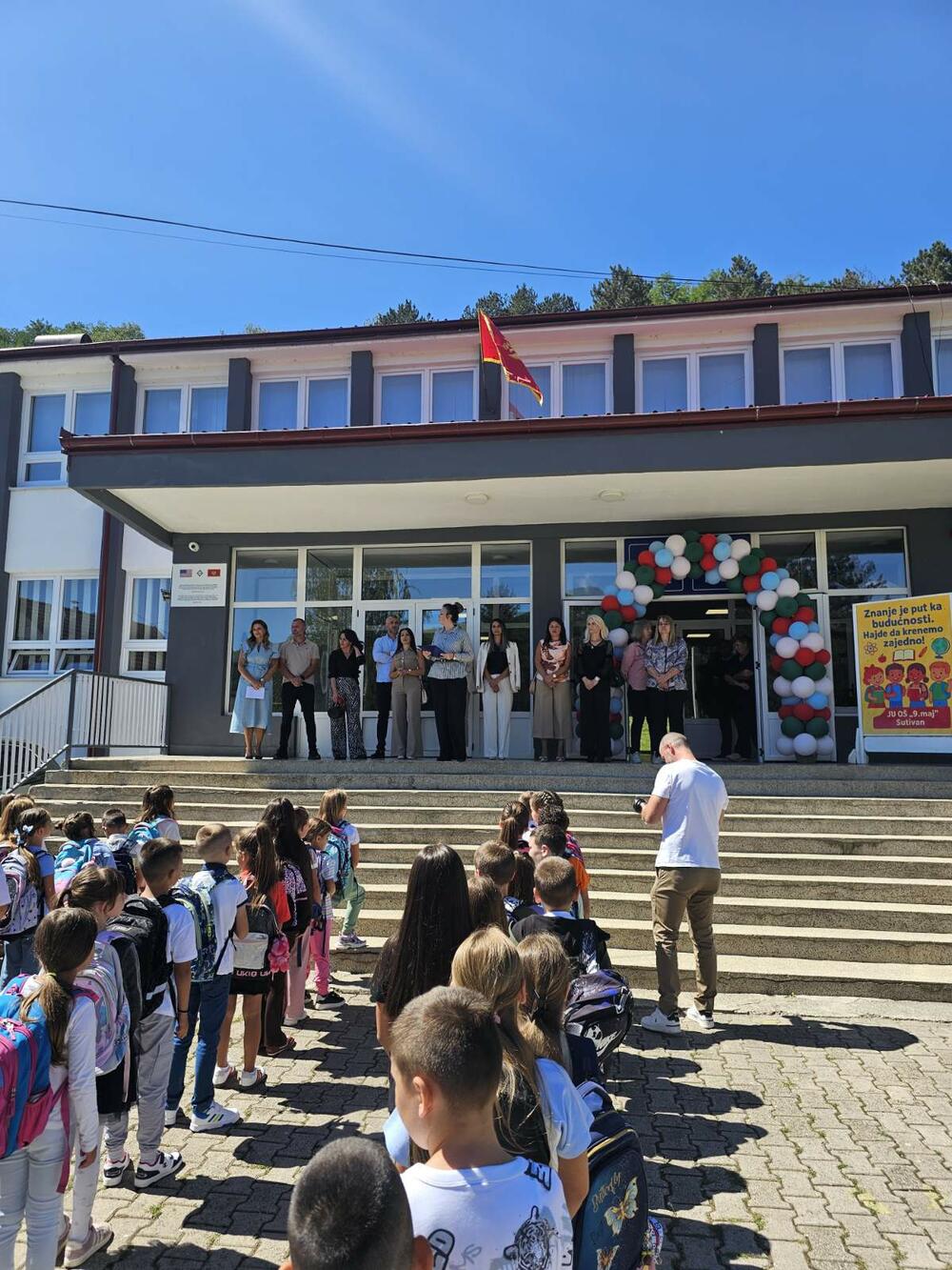 <p>"Iako je ukupan broj osnovaca u blagom padu i sada iznosi oko 4.000, rast broja đaka prvaka jasan je pokazatelj pozitivnih demografskih i društvenih kretanja", saopšteno je iz Opštine</p>