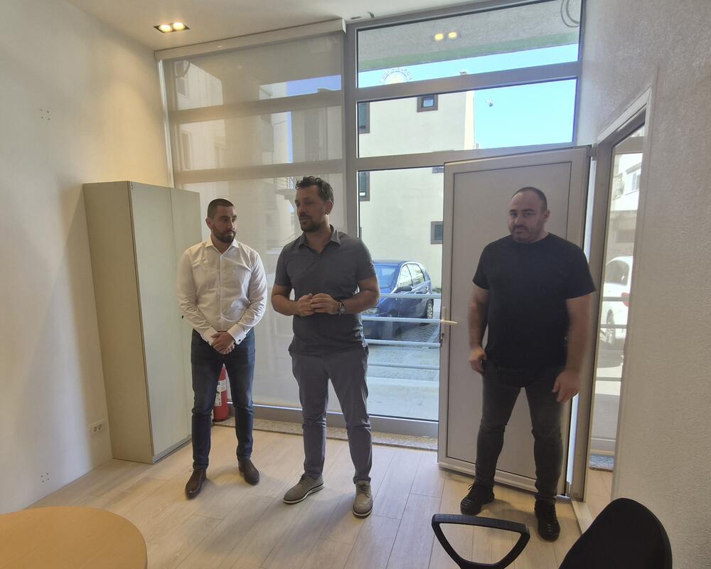 <p>Obilazeći jedinicu, Vuk Kadić, direktor FZOCG, kazao je da menadžment nastavlja da vodi računa o uslovima u kojima osiguranici ostvaruju prava iz obaveznog zdravstvenog osiguranja, kao i o standardima u pogledu prostorno-tehničkih kapaciteta i uslova rada za zaposlene</p>