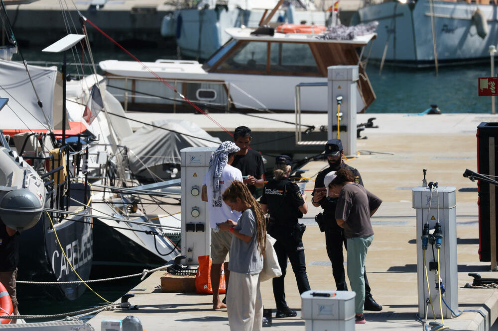 <p>Među aktivistima iz desetina zemalja su švedska ekološka aktivistkinja Greta Tunberg, irski glumac Lijam Kaningem i španski glumac Eduard Fernandes, kao i evropski zvaničnici i javne ličnosti, uključujući i bivšu gradonačelnicu Barselone Adu Kolau</p>