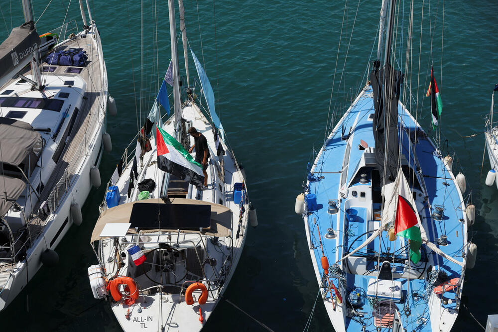 <p>Među aktivistima iz desetina zemalja su švedska ekološka aktivistkinja Greta Tunberg, irski glumac Lijam Kaningem i španski glumac Eduard Fernandes, kao i evropski zvaničnici i javne ličnosti, uključujući i bivšu gradonačelnicu Barselone Adu Kolau</p>