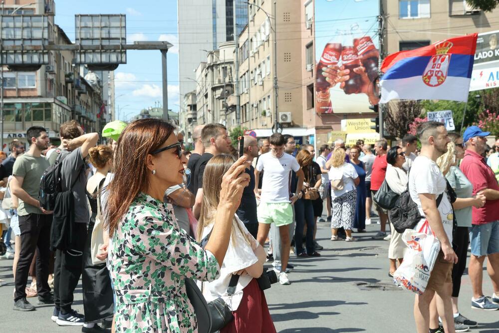 <p>Kako prenosi agencija Beta, u vrijeme kada se dogodila tragedija, u 11.52, odavanje pošte žrtvama održano je kod zgrade Željezničke stanice u Novom Sadu, u Bulevaru kralja Aleksandra u Beogradu, u Nišu i Kraljevu</p>