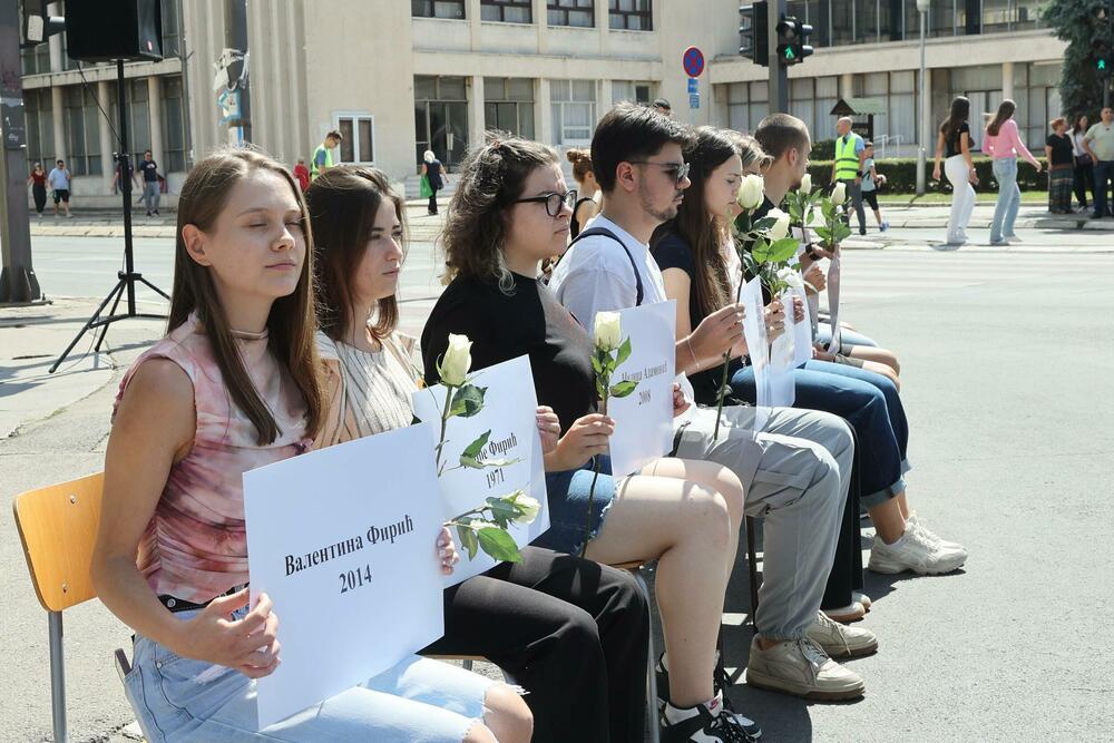 <p>Kako prenosi agencija Beta, u vrijeme kada se dogodila tragedija, u 11.52, odavanje pošte žrtvama održano je kod zgrade Željezničke stanice u Novom Sadu, u Bulevaru kralja Aleksandra u Beogradu, u Nišu i Kraljevu</p>