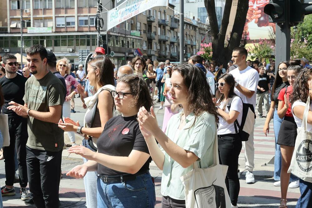 <p>Kako prenosi agencija Beta, u vrijeme kada se dogodila tragedija, u 11.52, odavanje pošte žrtvama održano je kod zgrade Željezničke stanice u Novom Sadu, u Bulevaru kralja Aleksandra u Beogradu, u Nišu i Kraljevu</p>
