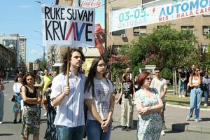 Skupovi u više gradova Srbije: Odata pošta za 16 poginulih u padu...