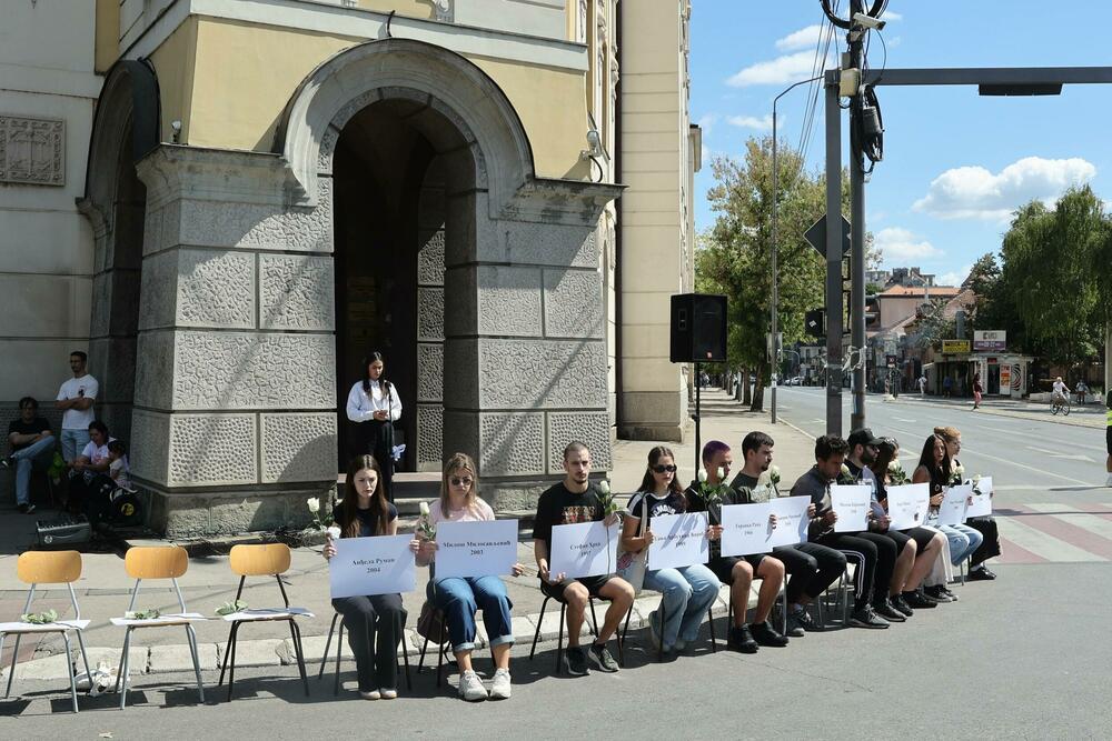 <p>Kako prenosi agencija Beta, u vrijeme kada se dogodila tragedija, u 11.52, odavanje pošte žrtvama održano je kod zgrade Željezničke stanice u Novom Sadu, u Bulevaru kralja Aleksandra u Beogradu, u Nišu i Kraljevu</p>