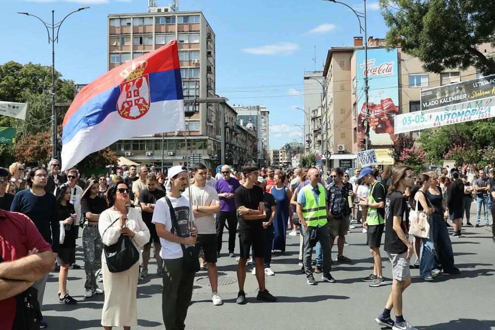 <p>Kako prenosi agencija Beta, u vrijeme kada se dogodila tragedija, u 11.52, odavanje pošte žrtvama održano je kod zgrade Željezničke stanice u Novom Sadu, u Bulevaru kralja Aleksandra u Beogradu, u Nišu i Kraljevu</p>