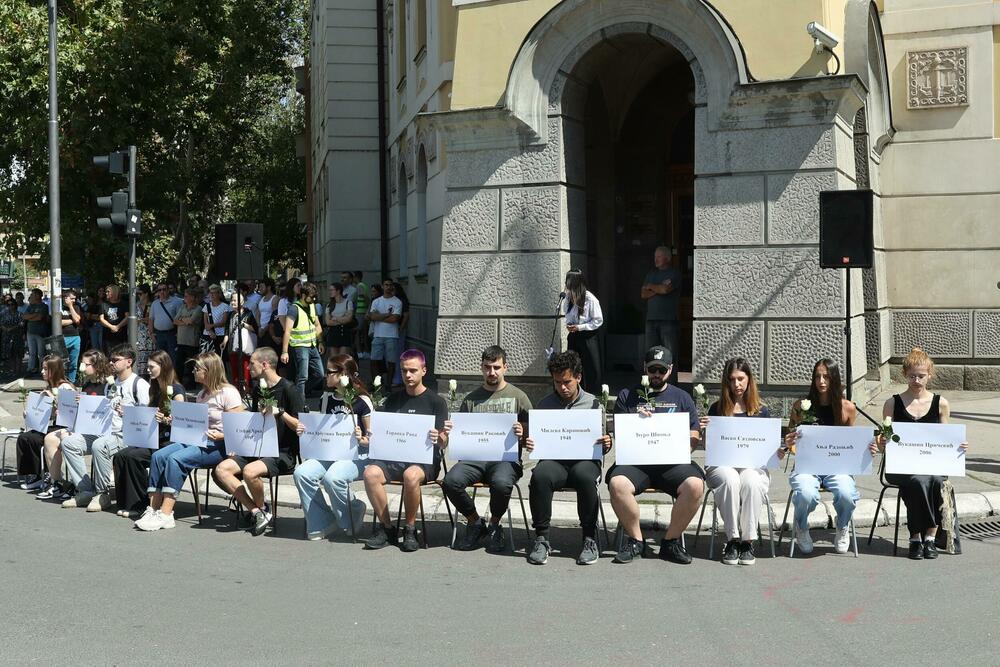 <p>Kako prenosi agencija Beta, u vrijeme kada se dogodila tragedija, u 11.52, odavanje pošte žrtvama održano je kod zgrade Željezničke stanice u Novom Sadu, u Bulevaru kralja Aleksandra u Beogradu, u Nišu i Kraljevu</p>