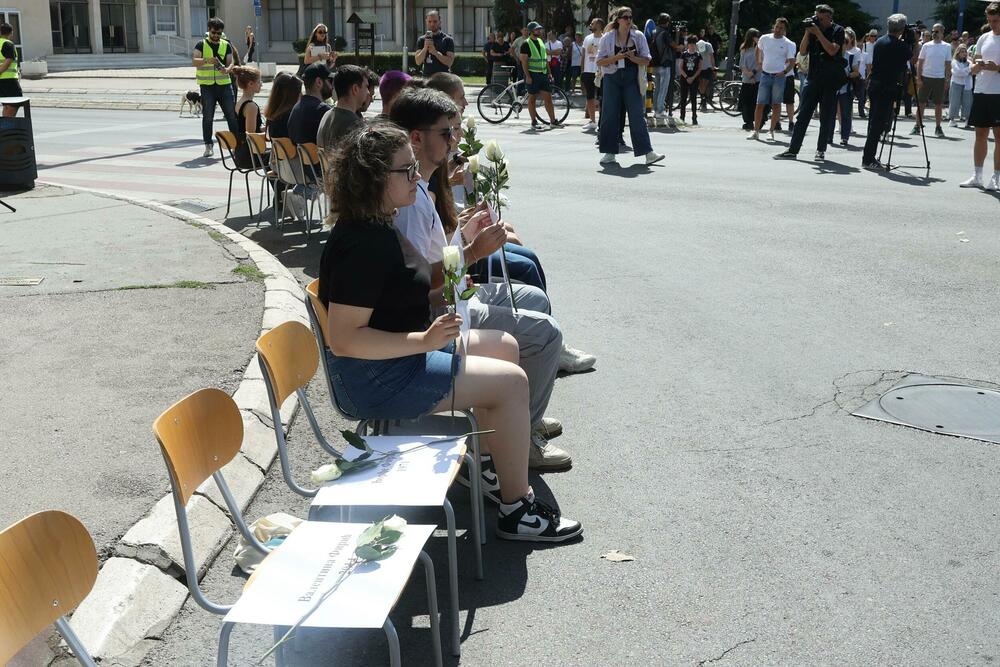 <p>Kako prenosi agencija Beta, u vrijeme kada se dogodila tragedija, u 11.52, odavanje pošte žrtvama održano je kod zgrade Željezničke stanice u Novom Sadu, u Bulevaru kralja Aleksandra u Beogradu, u Nišu i Kraljevu</p>