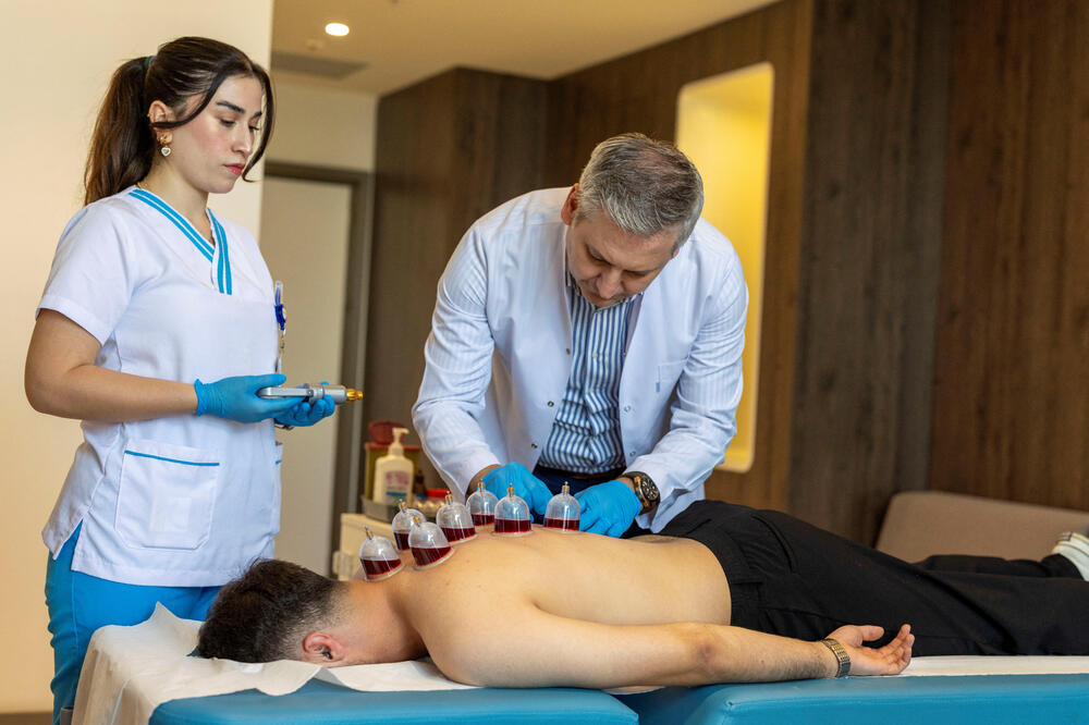 Doktor Dilekči primjenjuje terapiju čašicama, Foto: Rojters