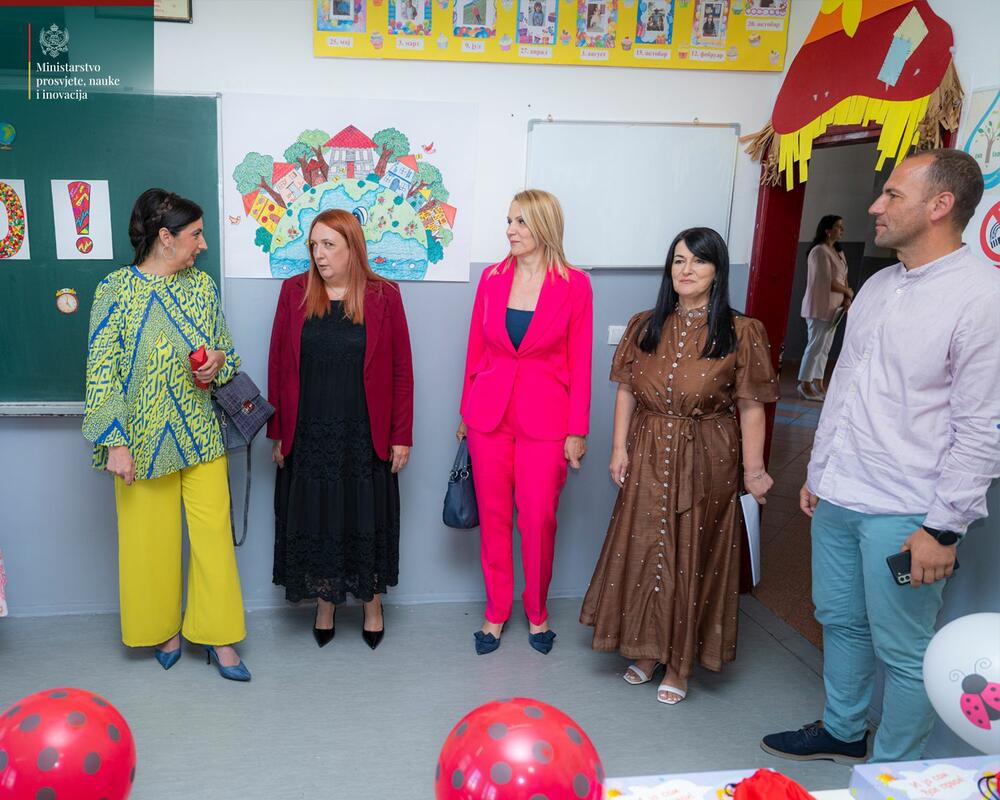 <p>Iz MPNI su rekli da je prvačićima JU OŠ "Radoje Čizmović", uz direktorku škole, Milenu Danilović i njihove učiteljice i vaspitačice, srećan početak školovanja poželjela i ministarka prosvjete, nauke i inovacija Anđela Jakšić-Stojanović sa svojim timom - direktoricom Direktorata za predškolsko i osnovno obrazovanje i vaspitanje Svetlanom Drobnjak i sekretarom Markom Šljukićem</p>