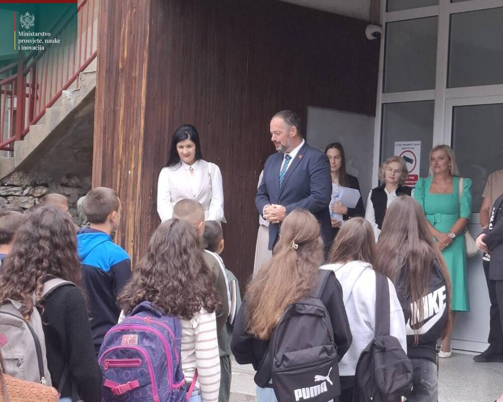 <p>Iz MPNI su rekli da je prvačićima JU OŠ "Radoje Čizmović", uz direktorku škole, Milenu Danilović i njihove učiteljice i vaspitačice, srećan početak školovanja poželjela i ministarka prosvjete, nauke i inovacija Anđela Jakšić-Stojanović sa svojim timom - direktoricom Direktorata za predškolsko i osnovno obrazovanje i vaspitanje Svetlanom Drobnjak i sekretarom Markom Šljukićem</p>