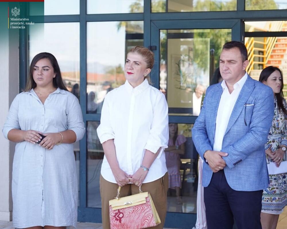 <p>Iz MPNI su rekli da je prvačićima JU OŠ "Radoje Čizmović", uz direktorku škole, Milenu Danilović i njihove učiteljice i vaspitačice, srećan početak školovanja poželjela i ministarka prosvjete, nauke i inovacija Anđela Jakšić-Stojanović sa svojim timom - direktoricom Direktorata za predškolsko i osnovno obrazovanje i vaspitanje Svetlanom Drobnjak i sekretarom Markom Šljukićem</p>