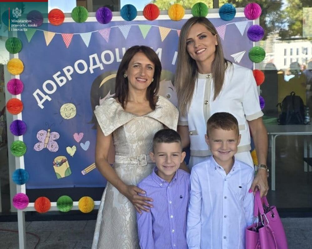 <p>Iz MPNI su rekli da je prvačićima JU OŠ "Radoje Čizmović", uz direktorku škole, Milenu Danilović i njihove učiteljice i vaspitačice, srećan početak školovanja poželjela i ministarka prosvjete, nauke i inovacija Anđela Jakšić-Stojanović sa svojim timom - direktoricom Direktorata za predškolsko i osnovno obrazovanje i vaspitanje Svetlanom Drobnjak i sekretarom Markom Šljukićem</p>