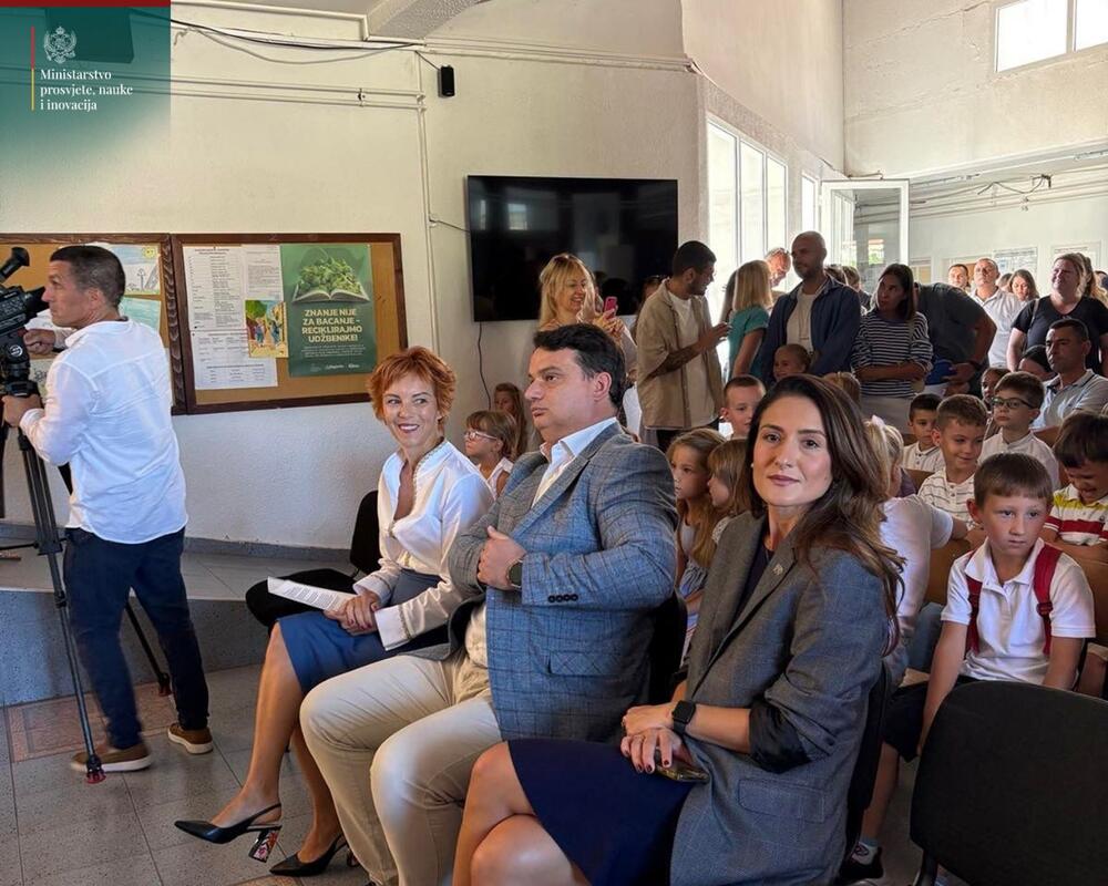 <p>Iz MPNI su rekli da je prvačićima JU OŠ "Radoje Čizmović", uz direktorku škole, Milenu Danilović i njihove učiteljice i vaspitačice, srećan početak školovanja poželjela i ministarka prosvjete, nauke i inovacija Anđela Jakšić-Stojanović sa svojim timom - direktoricom Direktorata za predškolsko i osnovno obrazovanje i vaspitanje Svetlanom Drobnjak i sekretarom Markom Šljukićem</p>