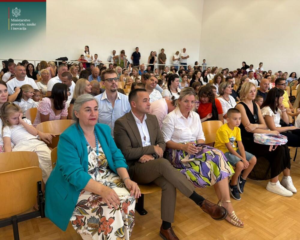 <p>Iz MPNI su rekli da je prvačićima JU OŠ "Radoje Čizmović", uz direktorku škole, Milenu Danilović i njihove učiteljice i vaspitačice, srećan početak školovanja poželjela i ministarka prosvjete, nauke i inovacija Anđela Jakšić-Stojanović sa svojim timom - direktoricom Direktorata za predškolsko i osnovno obrazovanje i vaspitanje Svetlanom Drobnjak i sekretarom Markom Šljukićem</p>