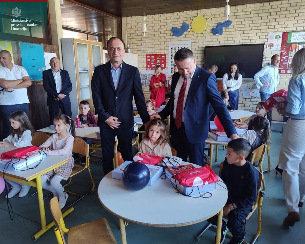 <p>Iz MPNI su rekli da je prvačićima JU OŠ "Radoje Čizmović", uz direktorku škole, Milenu Danilović i njihove učiteljice i vaspitačice, srećan početak školovanja poželjela i ministarka prosvjete, nauke i inovacija Anđela Jakšić-Stojanović sa svojim timom - direktoricom Direktorata za predškolsko i osnovno obrazovanje i vaspitanje Svetlanom Drobnjak i sekretarom Markom Šljukićem</p>