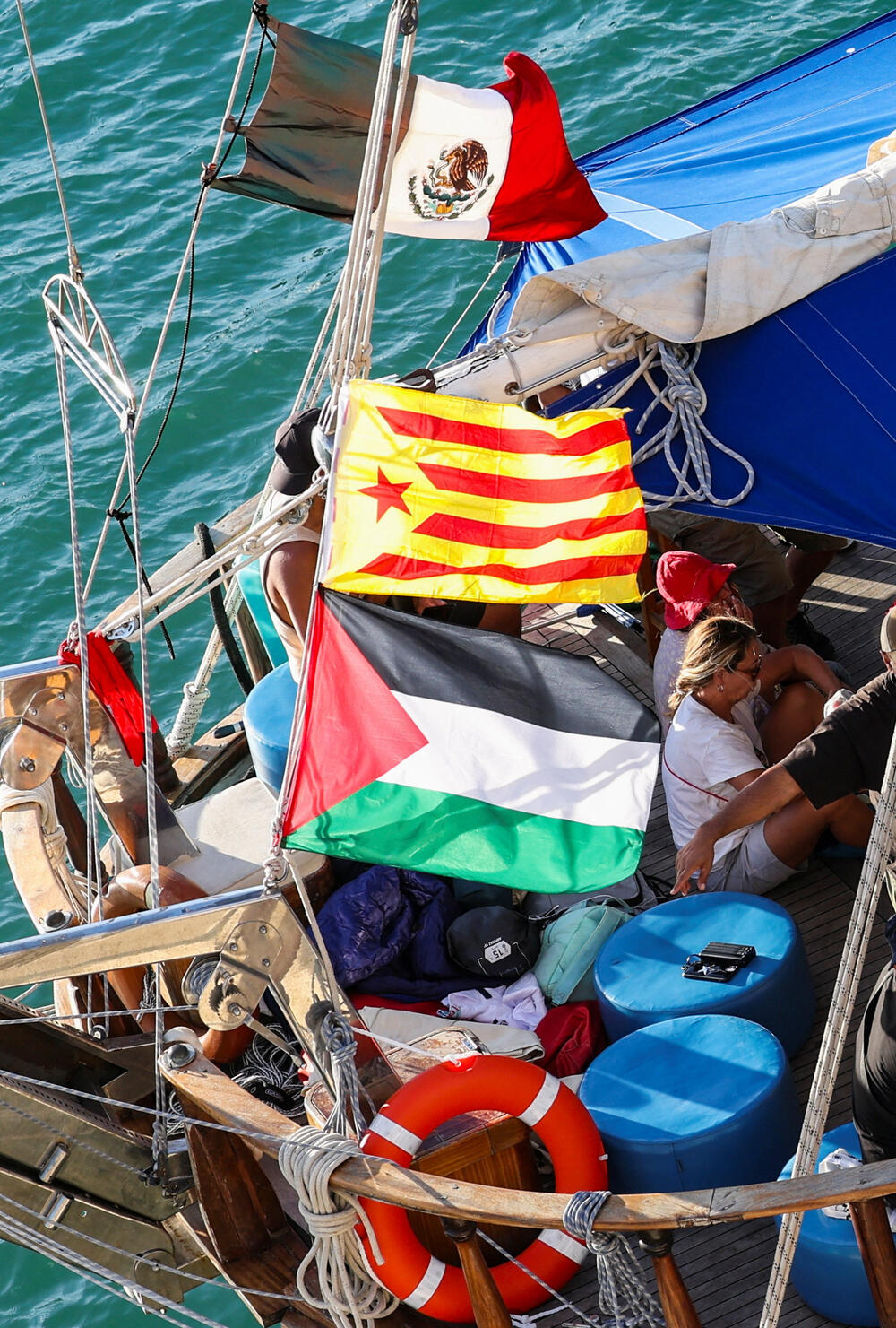 <p>Među aktivistima iz desetina zemalja su švedska ekološka aktivistkinja Greta Tunberg, irski glumac Lijam Kaningem i španski glumac Eduard Fernandes, kao i evropski zvaničnici i javne ličnosti, uključujući i bivšu gradonačelnicu Barselone Adu Kolau</p>