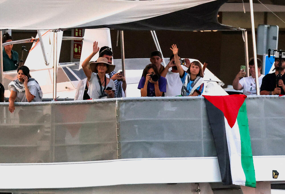 <p>Među aktivistima iz desetina zemalja su švedska ekološka aktivistkinja Greta Tunberg, irski glumac Lijam Kaningem i španski glumac Eduard Fernandes, kao i evropski zvaničnici i javne ličnosti, uključujući i bivšu gradonačelnicu Barselone Adu Kolau</p>