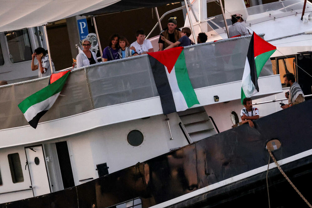 <p>Među aktivistima iz desetina zemalja su švedska ekološka aktivistkinja Greta Tunberg, irski glumac Lijam Kaningem i španski glumac Eduard Fernandes, kao i evropski zvaničnici i javne ličnosti, uključujući i bivšu gradonačelnicu Barselone Adu Kolau</p>