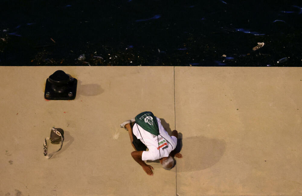 <p>Među aktivistima iz desetina zemalja su švedska ekološka aktivistkinja Greta Tunberg, irski glumac Lijam Kaningem i španski glumac Eduard Fernandes, kao i evropski zvaničnici i javne ličnosti, uključujući i bivšu gradonačelnicu Barselone Adu Kolau</p>