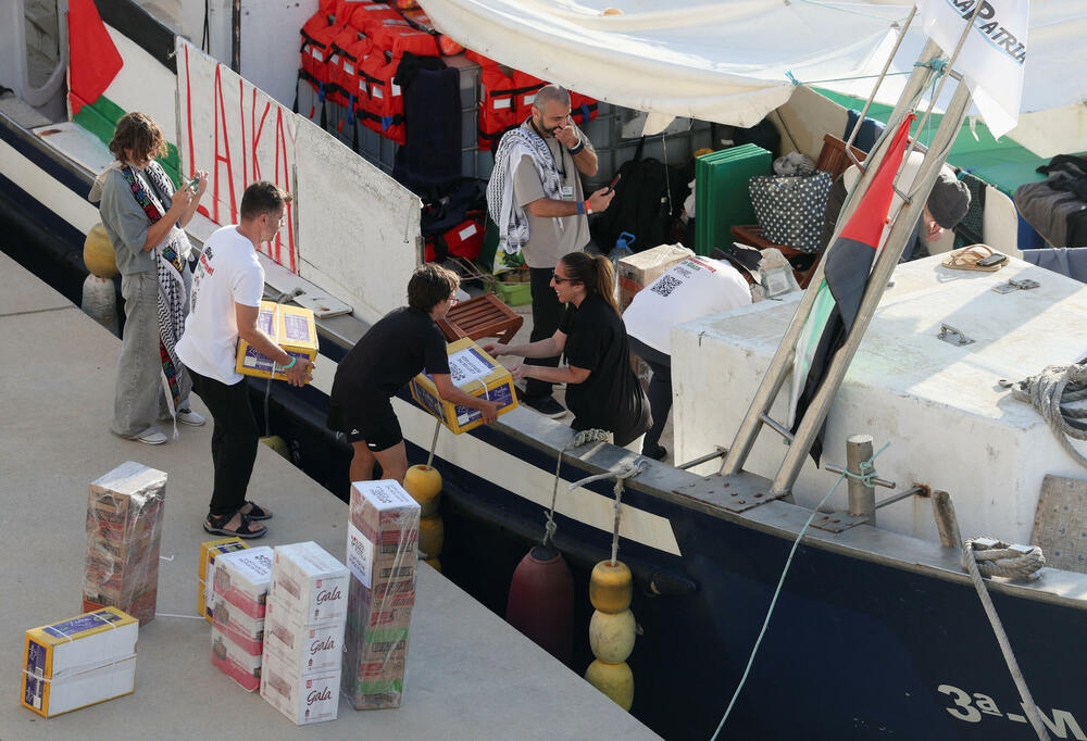 <p>Među aktivistima iz desetina zemalja su švedska ekološka aktivistkinja Greta Tunberg, irski glumac Lijam Kaningem i španski glumac Eduard Fernandes, kao i evropski zvaničnici i javne ličnosti, uključujući i bivšu gradonačelnicu Barselone Adu Kolau</p>