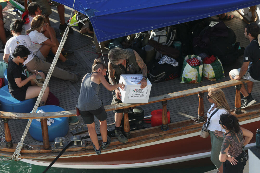 <p>Među aktivistima iz desetina zemalja su švedska ekološka aktivistkinja Greta Tunberg, irski glumac Lijam Kaningem i španski glumac Eduard Fernandes, kao i evropski zvaničnici i javne ličnosti, uključujući i bivšu gradonačelnicu Barselone Adu Kolau</p>