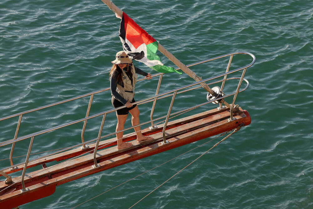 <p>Među aktivistima iz desetina zemalja su švedska ekološka aktivistkinja Greta Tunberg, irski glumac Lijam Kaningem i španski glumac Eduard Fernandes, kao i evropski zvaničnici i javne ličnosti, uključujući i bivšu gradonačelnicu Barselone Adu Kolau</p>