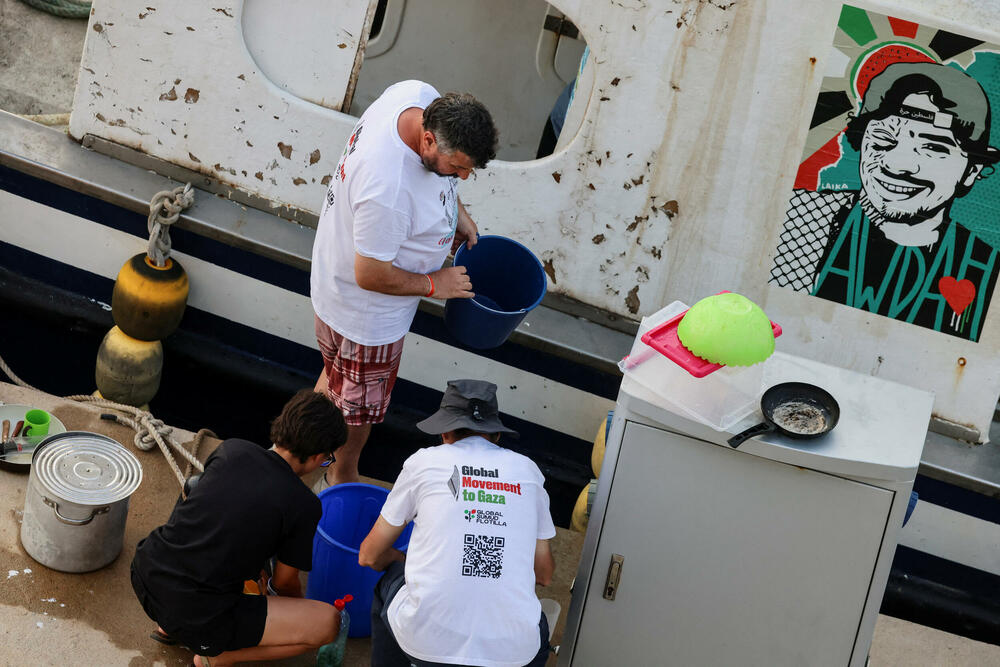 <p>Među aktivistima iz desetina zemalja su švedska ekološka aktivistkinja Greta Tunberg, irski glumac Lijam Kaningem i španski glumac Eduard Fernandes, kao i evropski zvaničnici i javne ličnosti, uključujući i bivšu gradonačelnicu Barselone Adu Kolau</p>