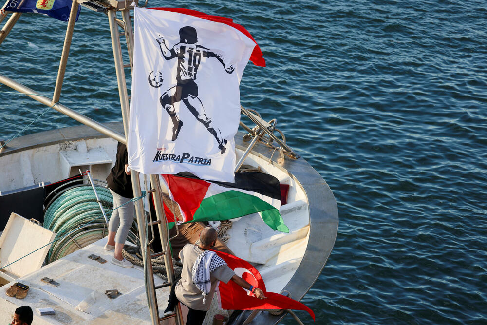 <p>Među aktivistima iz desetina zemalja su švedska ekološka aktivistkinja Greta Tunberg, irski glumac Lijam Kaningem i španski glumac Eduard Fernandes, kao i evropski zvaničnici i javne ličnosti, uključujući i bivšu gradonačelnicu Barselone Adu Kolau</p>