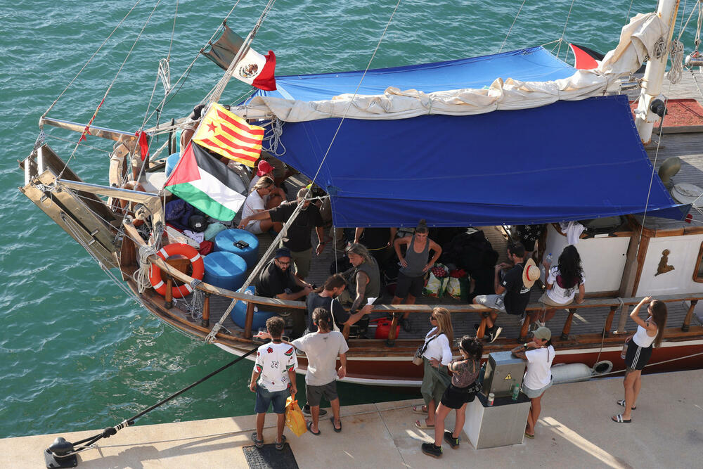 <p>Među aktivistima iz desetina zemalja su švedska ekološka aktivistkinja Greta Tunberg, irski glumac Lijam Kaningem i španski glumac Eduard Fernandes, kao i evropski zvaničnici i javne ličnosti, uključujući i bivšu gradonačelnicu Barselone Adu Kolau</p>