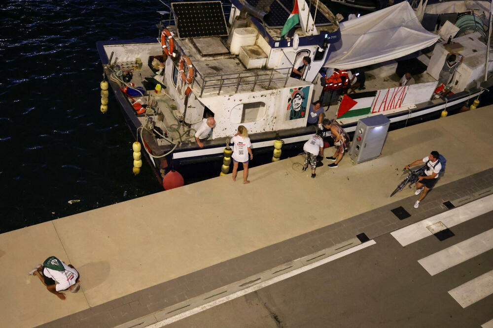 <p>Među aktivistima iz desetina zemalja su švedska ekološka aktivistkinja Greta Tunberg, irski glumac Lijam Kaningem i španski glumac Eduard Fernandes, kao i evropski zvaničnici i javne ličnosti, uključujući i bivšu gradonačelnicu Barselone Adu Kolau</p>