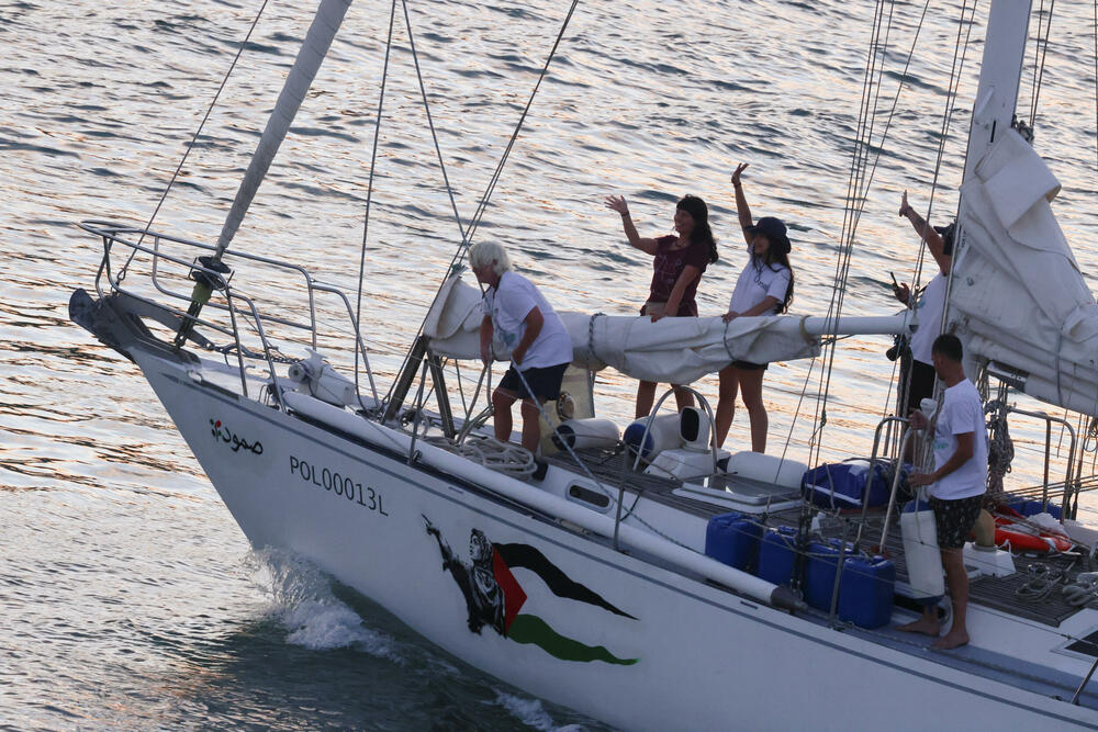 <p>Među aktivistima iz desetina zemalja su švedska ekološka aktivistkinja Greta Tunberg, irski glumac Lijam Kaningem i španski glumac Eduard Fernandes, kao i evropski zvaničnici i javne ličnosti, uključujući i bivšu gradonačelnicu Barselone Adu Kolau</p>