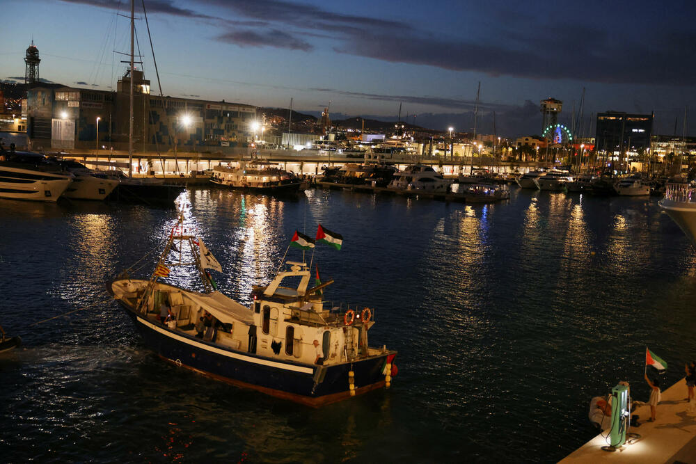 <p>Među aktivistima iz desetina zemalja su švedska ekološka aktivistkinja Greta Tunberg, irski glumac Lijam Kaningem i španski glumac Eduard Fernandes, kao i evropski zvaničnici i javne ličnosti, uključujući i bivšu gradonačelnicu Barselone Adu Kolau</p>