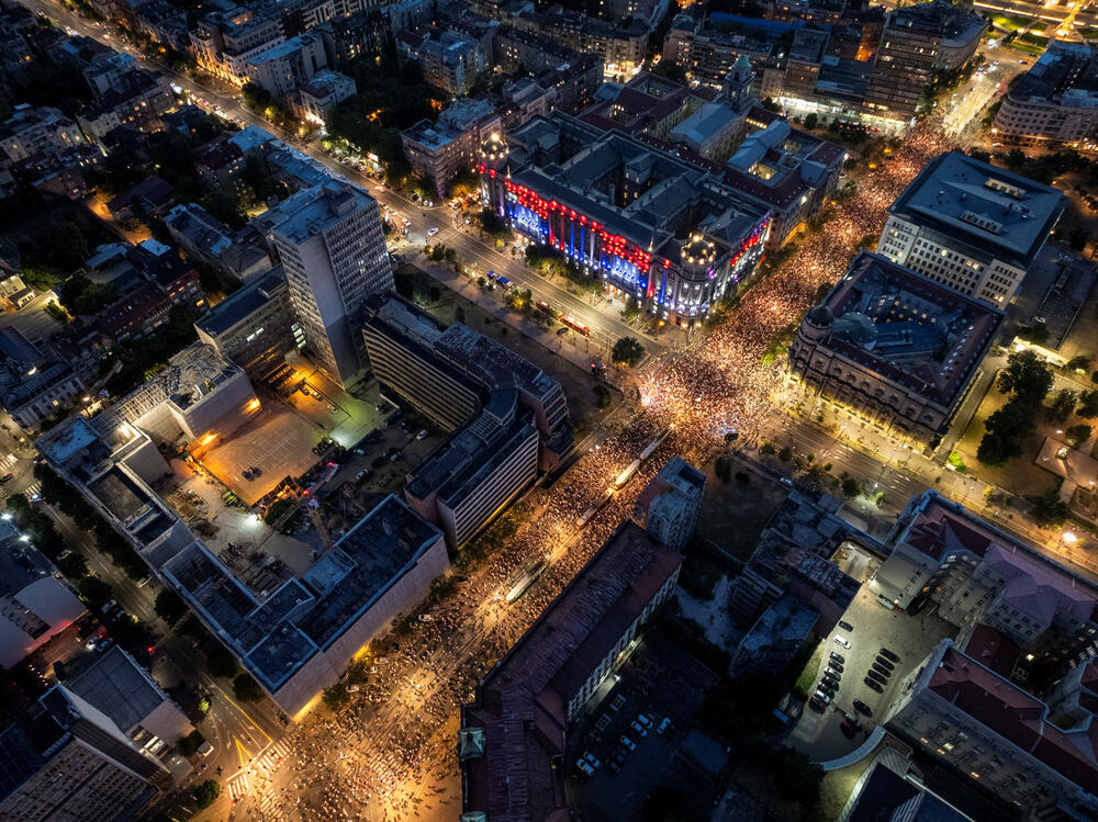 <p>Na čelu kolone, koja je po svjedočenjima prisutnih prolazila više od 15 minuta, nalazio se veliki transparent s porukom "Srednjoškolci pamte"</p>