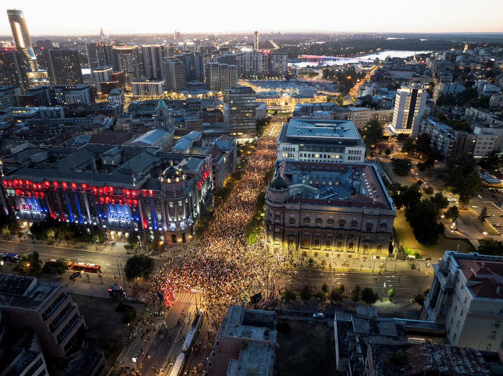 <p>Na čelu kolone, koja je po svjedočenjima prisutnih prolazila više od 15 minuta, nalazio se veliki transparent s porukom "Srednjoškolci pamte"</p>