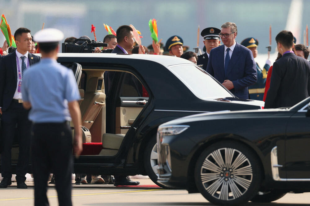 Vučić stiže na aerodrom u Pekingu, Foto: REUTERS