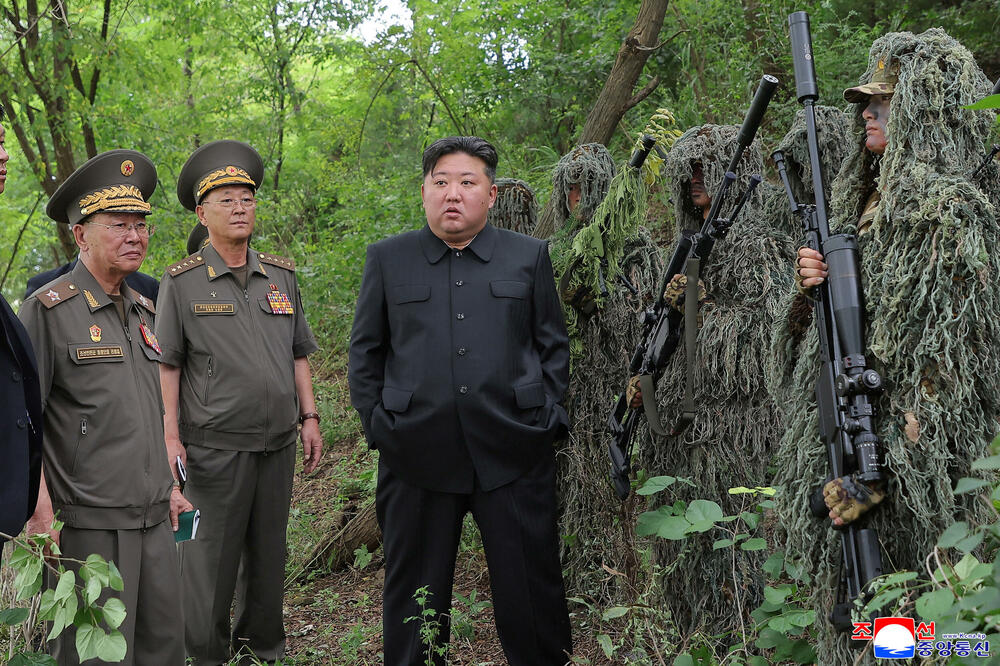 Sjevernokorejski lider Kim Džong Un sa vojnicima, Foto: REUTERS
