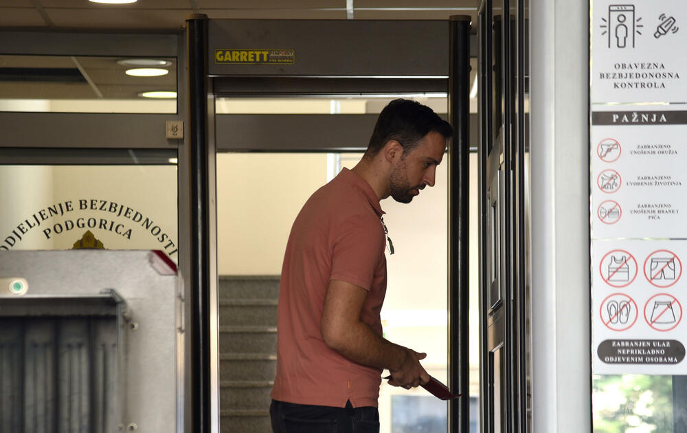 <p>"U izjavi koju sam dao u Upravi policije sam kazao da sam, ako organi odluče da sam kriv, spreman da koleginicu Zdenku Petrol obeštetim u odgovarajućoj količini popeka ili dizel goriva", rekao je poslanik SD-a</p>