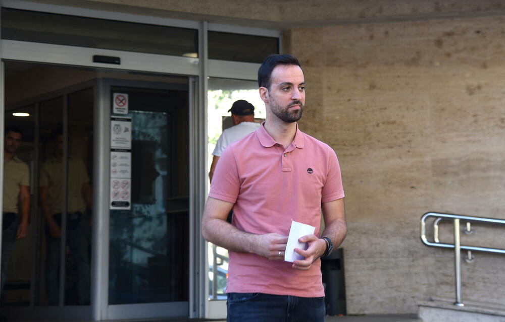 <p>"U izjavi koju sam dao u Upravi policije sam kazao da sam, ako organi odluče da sam kriv, spreman da koleginicu Zdenku Petrol obeštetim u odgovarajućoj količini popeka ili dizel goriva", rekao je poslanik SD-a</p>