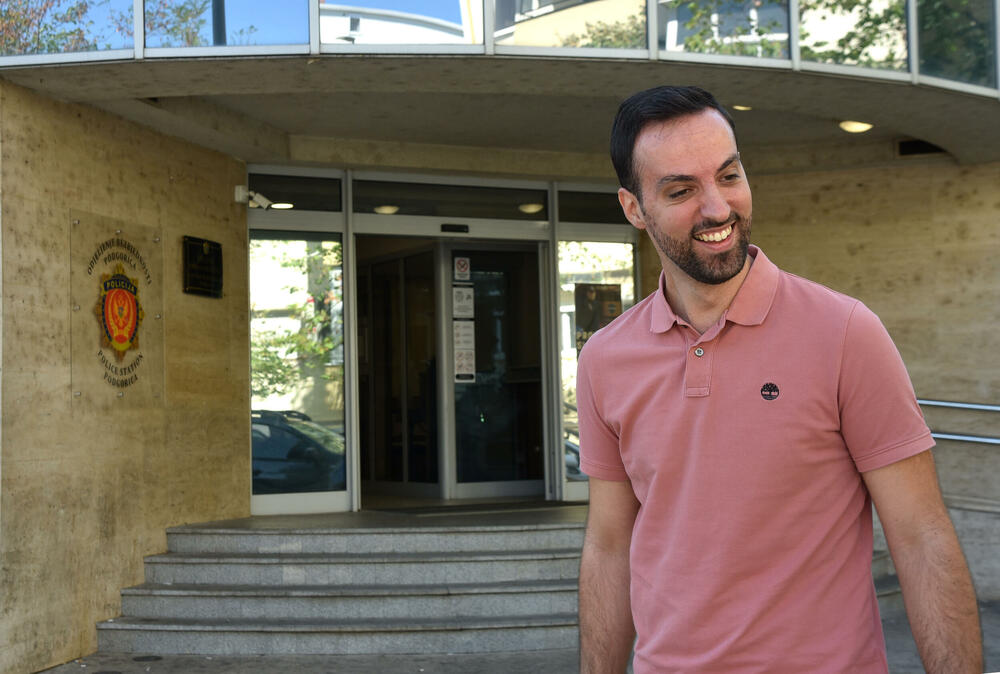 <p>"U izjavi koju sam dao u Upravi policije sam kazao da sam, ako organi odluče da sam kriv, spreman da koleginicu Zdenku Petrol obeštetim u odgovarajućoj količini popeka ili dizel goriva", rekao je poslanik SD-a</p>