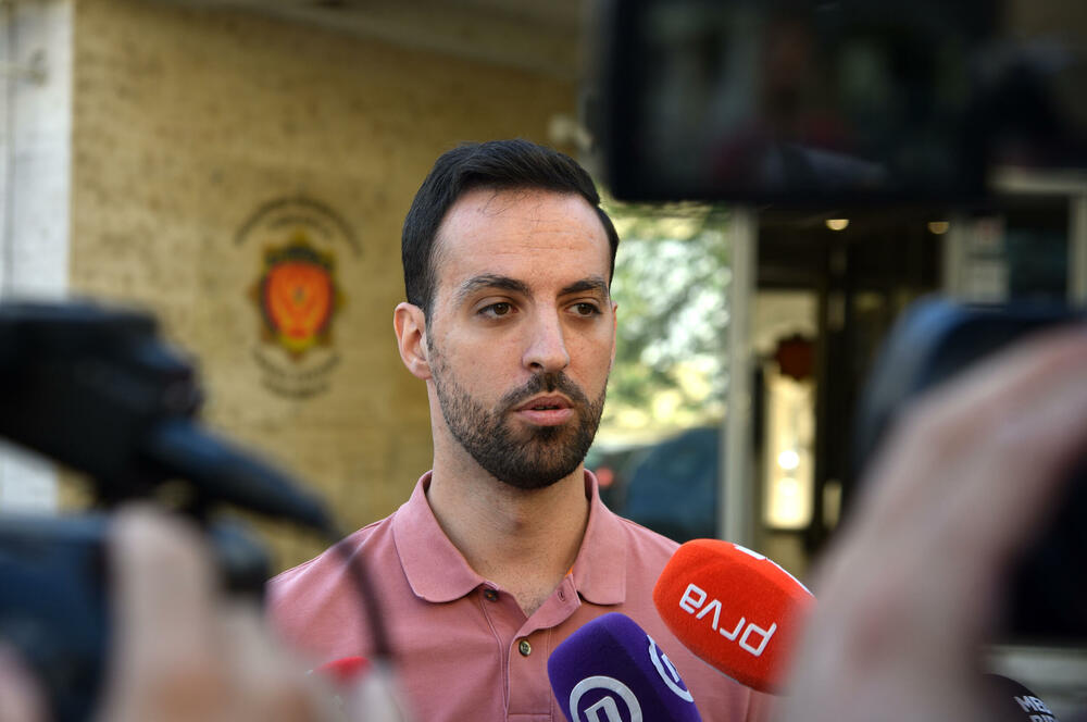 <p>"U izjavi koju sam dao u Upravi policije sam kazao da sam, ako organi odluče da sam kriv, spreman da koleginicu Zdenku Petrol obeštetim u odgovarajućoj količini popeka ili dizel goriva", rekao je poslanik SD-a</p>